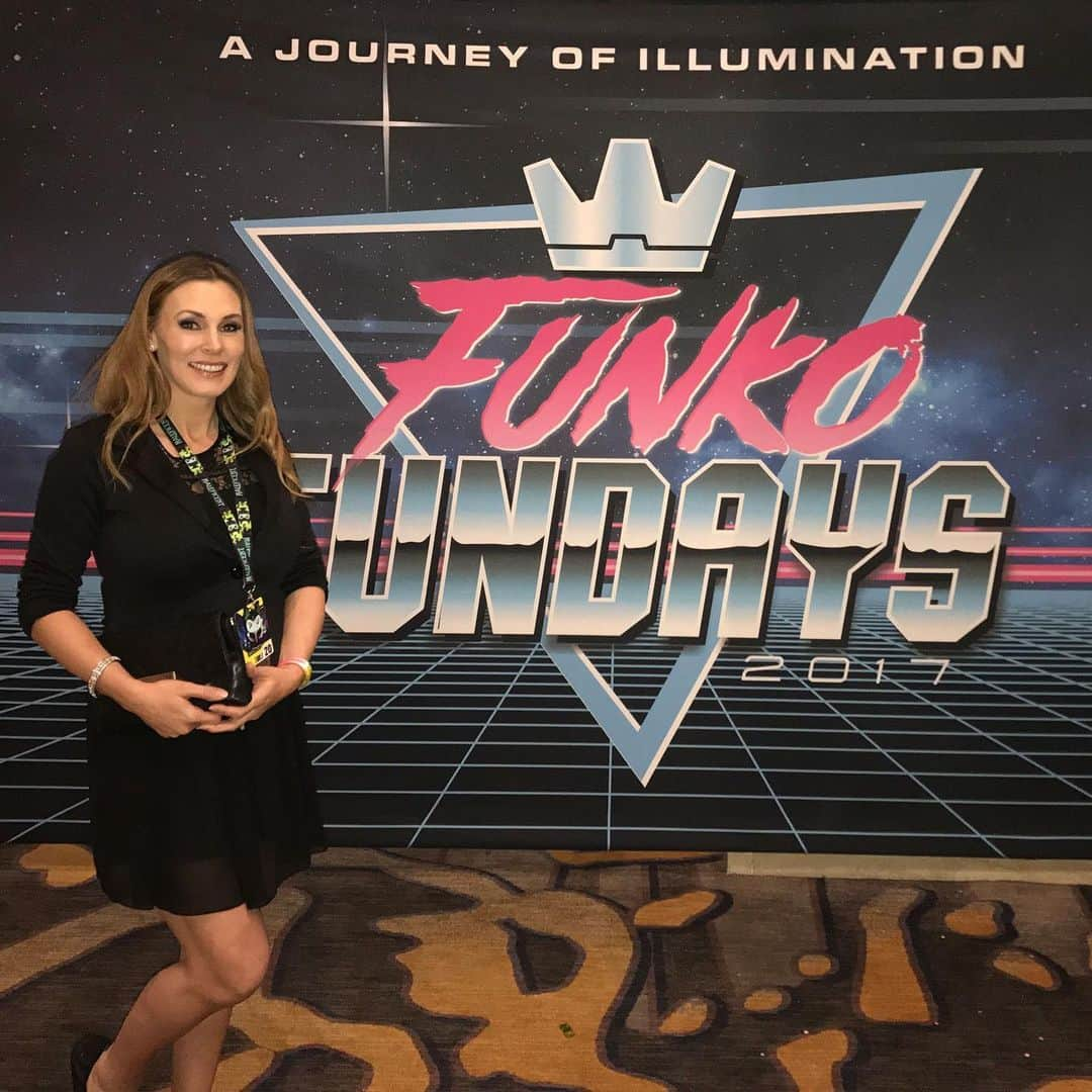 ターニャ・テイトさんのインスタグラム写真 - (ターニャ・テイトInstagram)「Have you ever been to #FunkoFundays? One of my favourite parts about going to #ComicCon is the Funko booth and Fundays. Have so many lovely memories. Here are some of my favourite Funko pictures from #SDCC - @OriginalFunko #FunkoPop #FunkoFamily #Fundays #cosplay #cosplayer #convention #SanDiegoComicCon #ComicConAtHome #FunkoBooth」7月26日 2時29分 - tanyatate