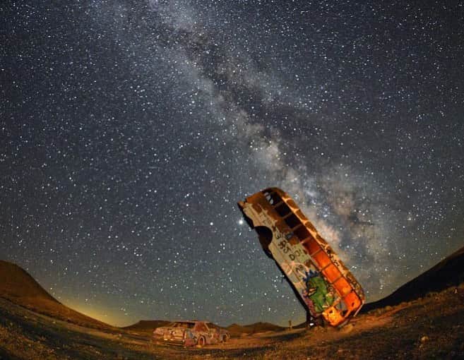 AFP通信さんのインスタグラム写真 - (AFP通信Instagram)「AFP Photo 📷 @davidjaybecker - The Milky Way galaxy is seen in the sky above the International Car Forest of the Last Church in Goldfield, Nevada on July 18, 2020. The roadside attraction, created in 2002 by Mark Rippie, has over 36 automobiles including cars, trucks, vans and buses that have been balanced on their ends or stacked on top one of another. #neowise #neowisecomet #comet #astronomy」7月26日 2時42分 - afpphoto