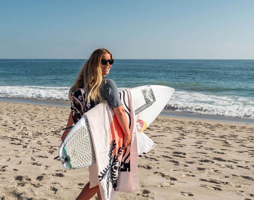 キャロライン・マークスのインスタグラム：「My favorite beach day essentials 🌞🏖🌸 check out my story to get these beach day must haves @roxy @potterybarnteen」