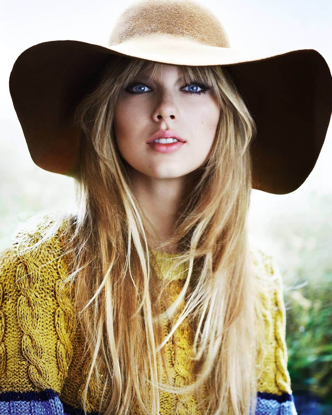 マリオ・テスティーノのインスタグラム：「The first time I photographed Taylor was also the first time she cut bangs. I wanted to create a rock n’ roll look for her without going too far away from her identity as a country and pop singer. Just as an idea I asked my dear friend Oribe, who was in charge of hair, to try fake bangs, but while we were doing that Taylor told us to just cut them. It became her signature look for the years to come.⁣ _⁣ La primera vez que fotografié a Taylor fue también la primera vez que se cortó el flequillo. Quería crear un look rock n 'roll para ella, sin alejarme de su identidad como cantante de country y de pop. Solo como una idea le pedí a mi querido amigo Oribe, que estaba a cargo del peinado, que probara un flequillo falso, pero mientras lo hacíamos, Taylor nos dijo que lo cortáramos. Se convirtió en su look característico.⁣ ⁣ TAYLOR SWIFT, 2011⁣ ⁣ #TestinoArchive #MarioTestino #TaylorSwift⁣」