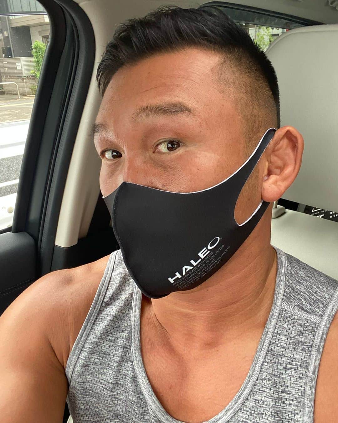 ストラッサー起一のインスタグラム：「HALEOの新発売したマスクつけて娘とデート🥰 めちゃくちゃ装着しやすくて昨日も抜群！ お勧めです。 デザインもカッコイイので興味ある方は是非👍 @haleo_official   銀イオン、アンチバクテリアを繊維に取り組む事で、防臭、抗菌を実現！ UVカット、吸水速乾の機能的マスク。長時間ほ着用でもストレスフリー✨」