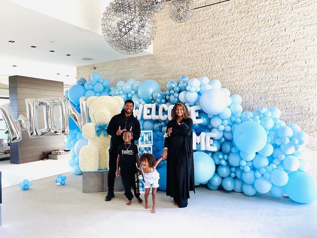 E! Onlineさんのインスタグラム写真 - (E! OnlineInstagram)「We just can't help this feeling inside after seeing Ciara and Russell Wilson welcoming their new baby boy home. 💙 (📷:@ciara)」7月26日 3時02分 - enews