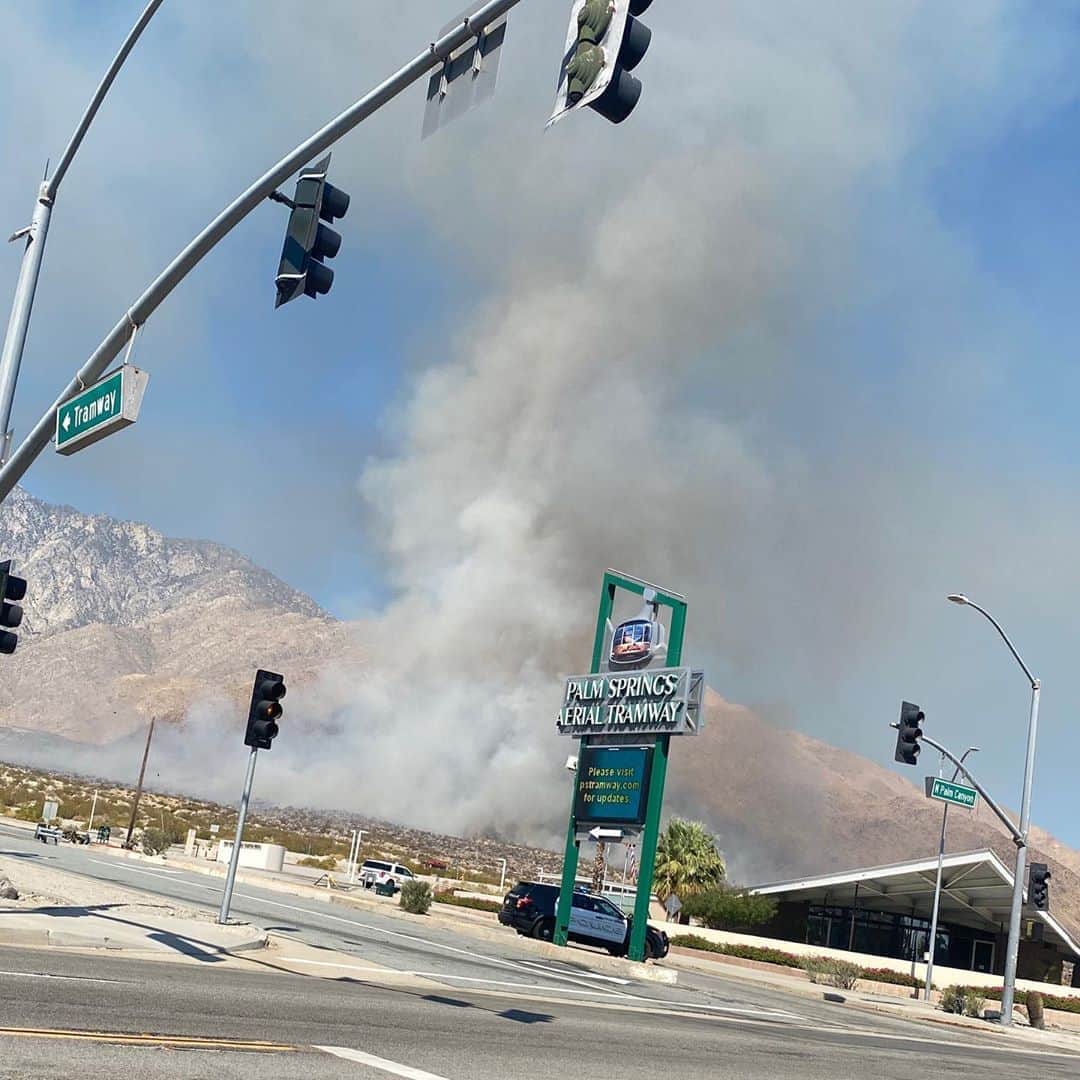 ジョン・バロウマンさんのインスタグラム写真 - (ジョン・バロウマンInstagram)「Brush fire at @palmspringsaerialtramway can’t see the smoke anymore so must be contained.  Jb」7月26日 3時02分 - johnscotbarrowman