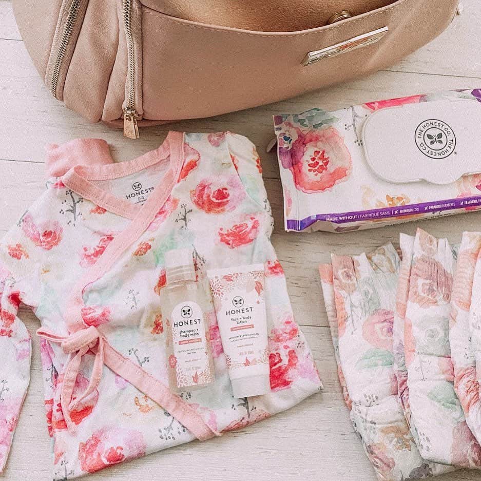 The Honest Companyさんのインスタグラム写真 - (The Honest CompanyInstagram)「Is there anything cuter than a matching set?! We're obsessed with the idea of dressing up our babes in Rose Blossom everything - a perfect little weekend fit. 😍🌸📸: @deirdre.weiss #HonestCompany ⁣ ⁣ What's your fave Honest print? Share with us in the comments below 👇」7月26日 3時05分 - honest
