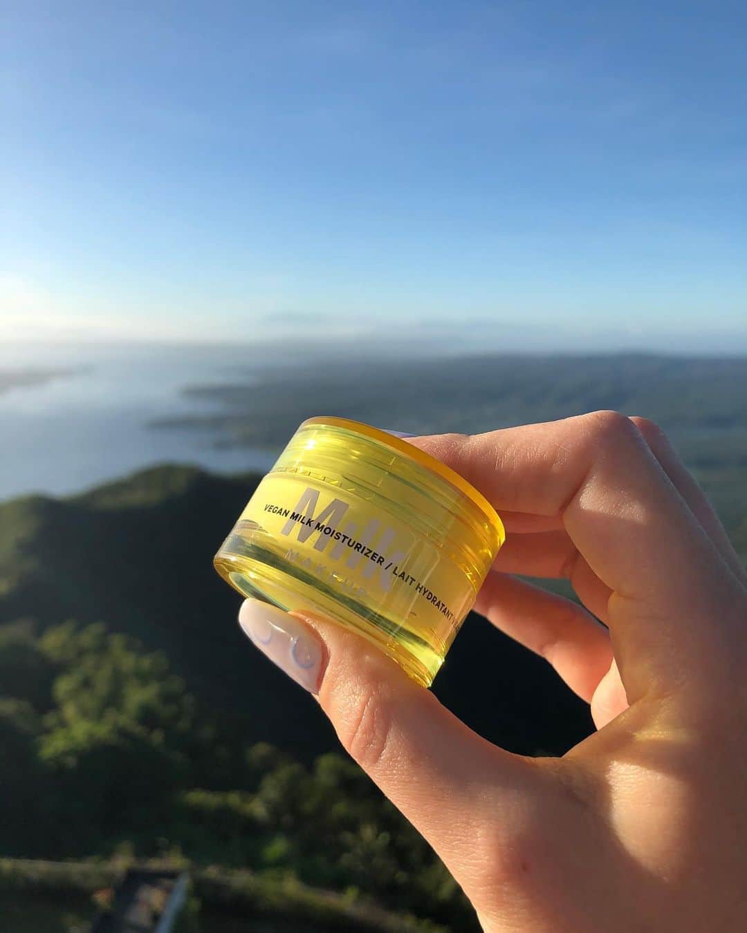 Milk Makeupさんのインスタグラム写真 - (Milk MakeupInstagram)「Vegan Milk Moisturizer Mini : the ultimate essential for all vacations (including digital ones aka all we're doing rn) 🗺 - where's ur dream destination to bring it?! drop it in the comments ⬇️ - SHOP the Vegan Milk fam:  🌐milkmakeup.com 🌐@sephora + sephora.com 🌐@cultbeauty + cultbeauty.co.uk」7月26日 3時06分 - milkmakeup
