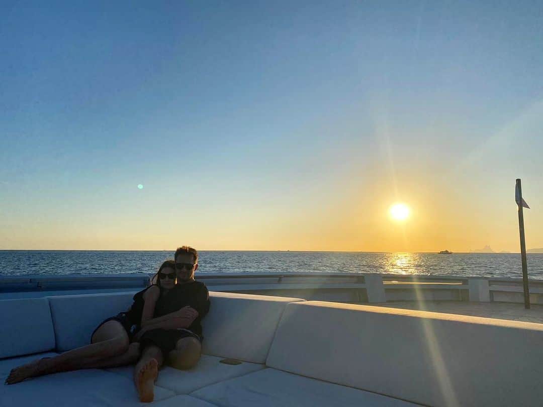 OPHELIEさんのインスタグラム写真 - (OPHELIEInstagram)「Feels so good to be able to see friends and loved one again! Social distancing has definitely been the hardest part of the confinement for me. Connections is happiness 🙏🏼❤️ on my favorite island #ibiza」7月26日 3時10分 - ophelieguillermand