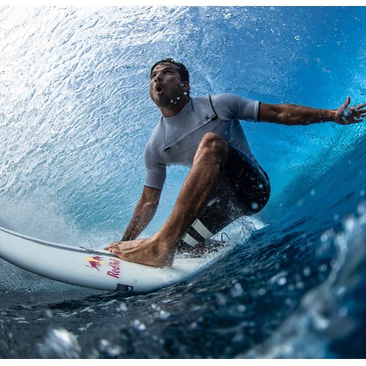 ミシェル・ボレーズのインスタグラム：「It has been pretty small lately here in tahiti . Being home for that amount of time makes me appreciate even more our island 🌴. I love waking up in the morning not stressing on chasing the swells but just surf close to my house. Foiling whenever the wind is strong from pass to pass and just being able to see my kids growing normally without missing anything . Just a normal life . I do appreciate all the little things in life especially during this pandemic. You réalise that when your family is in good health, nothing else really matters ! #blessed 📷 @benthouard」