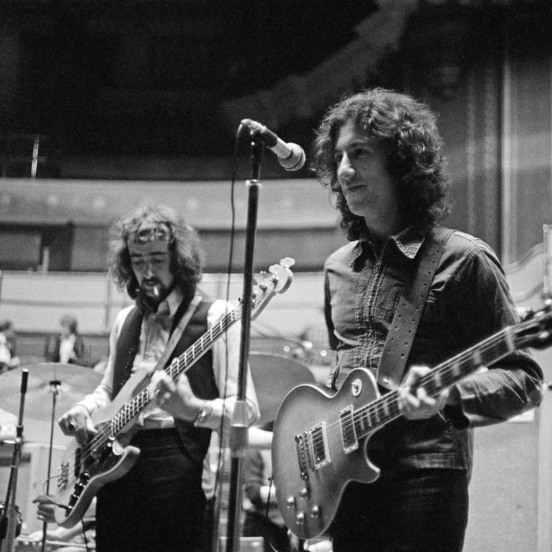 NBC Newsさんのインスタグラム写真 - (NBC NewsInstagram)「Peter Green, co-founder of Fleetwood Mac, has died at age 73, according to a law firm acting on behalf of his family. Tap the link in our bio to read more. . 📷 Michael Putland / @gettyimages」7月26日 3時22分 - nbcnews