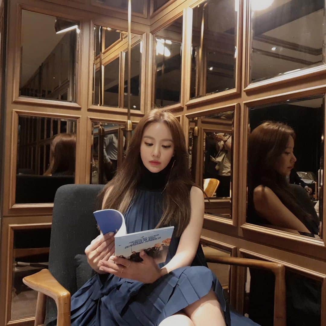 キム・アジュンさんのインスタグラム写真 - (キム・アジュンInstagram)「비오니까 괜히」7月26日 3時23分 - ashia_kim