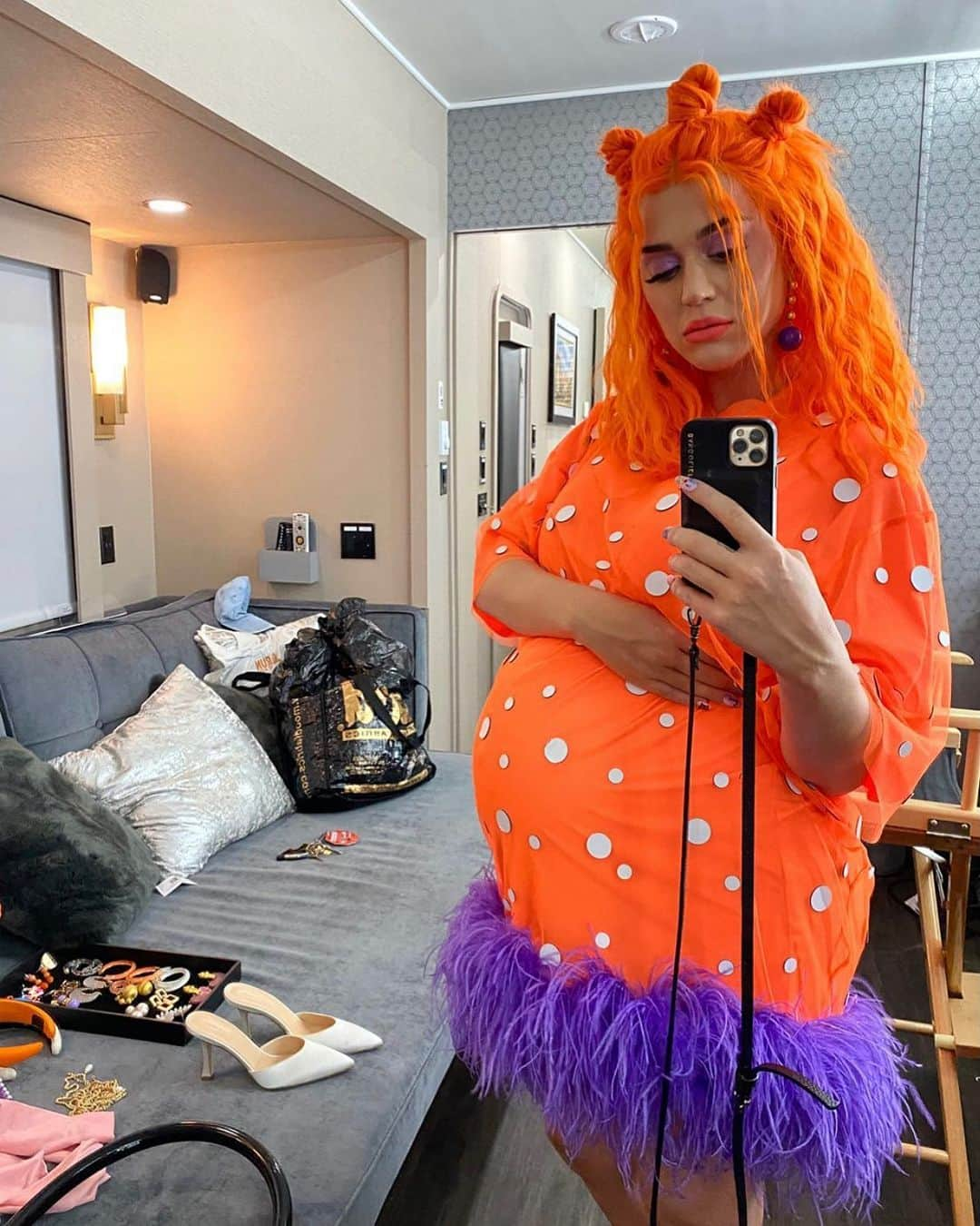 Just Jaredさんのインスタグラム写真 - (Just JaredInstagram)「@katyperry shows off her baby bump while dressed up in orange for her Tomorrowland Around the World performance! #KatyPerry #Tomorrowland Photo: @katyperry」7月26日 3時27分 - justjared