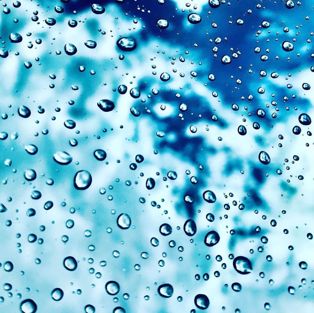sioneのインスタグラム：「雨上がったりまた降ったり。忙しい空だ。 炭酸飲みたい。 #sky #rain」