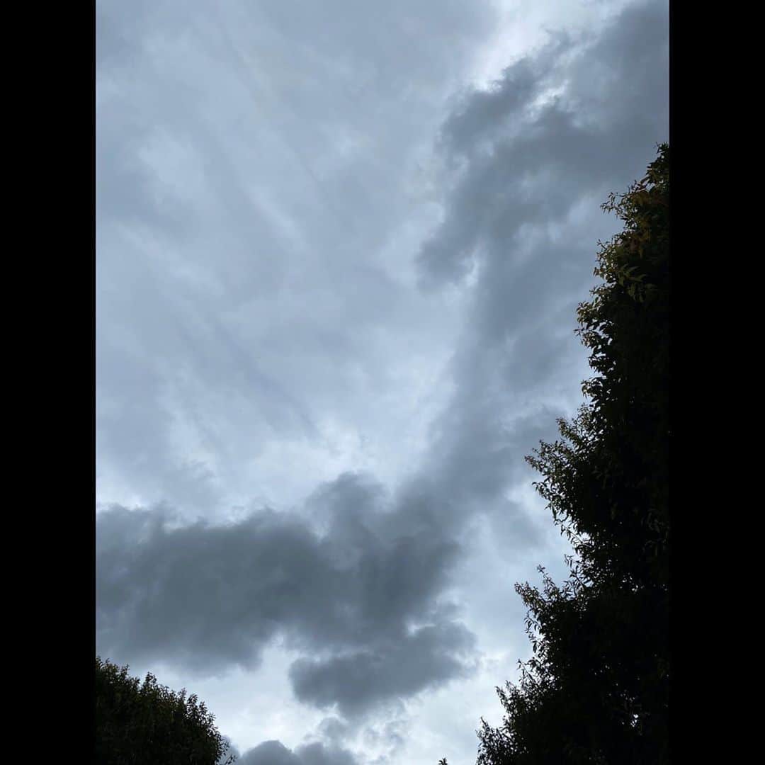 木村拓哉さんのインスタグラム写真 - (木村拓哉Instagram)「﻿ ﻿ 「空がまるで意志を持っているかの様な雲行きです。﻿ なのに気温はかなり上がってます。﻿ 皆さん、ウィルスだけではなく、熱中症にも気を付けて下さいね。」﻿ ﻿ STAY SAFE‼︎﻿ ﻿ 拓哉﻿ #木村拓哉#TakuyaKimura」7月26日 12時58分 - takuya.kimura_tak