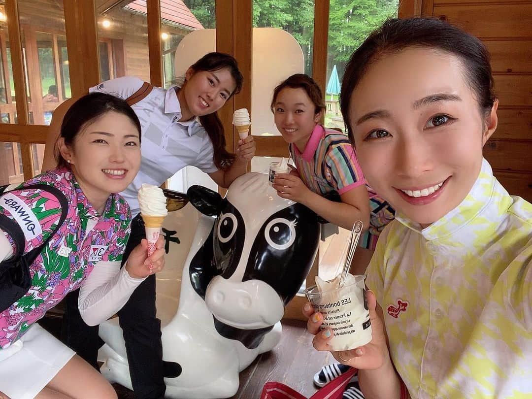 辻梨恵のインスタグラム：「⛳️🏌️‍♀️🍦✨ . ゴルフ合宿終わりのソフトクリーム🍦✨ 最高に美味しかった🤦‍♀️❤️ . なんてったって 千本松牧場のソフトクリームなもんで🐄✨ また食べたい😭🍦✨ . #ゴルフ帰りのソフトクリーム #最高説 #千本松牧場 #ゴルフ女子」