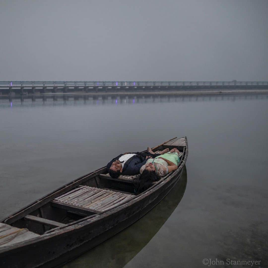 ジョン・スタンメイヤーさんのインスタグラム写真 - (ジョン・スタンメイヤーInstagram)「Swipe ~ Photo 1: A couple poses in a boat on the shore of the Tista River as a local photographer takes pre-wedding pictures in Junglee Mohal, West Bengal, India. The Tista (Teesta) is heavily polluted due to mining and runoff from factories. Photo 2: Abandoned Hindu offerings litter the Sahu River in Nepali Basthi, West Bengal. Religious offerings placed in sacred rivers are not always made of organic material, causing water pollution. ⠀⠀⠀⠀⠀⠀⠀⠀ India’s Daunting Challenge: There’s Water Everywhere, And Nowhere - Chapter 8 of the @outofedenwalk, my latest story in the August 2020 issue of @natgeo magazine. ⠀⠀⠀⠀⠀⠀⠀⠀ @natgeo @outofedenwalk #walkingindia #edenwalk #india #westbengal #jungleemohal #tistariver #teestariver #tista #teesta #bride #groom #weddingphotos #boat #nepalibasthi #sahuriver #river #hinduofferings #religiousofferings #pollution #water #waterpollution」7月26日 12時59分 - johnstanmeyer