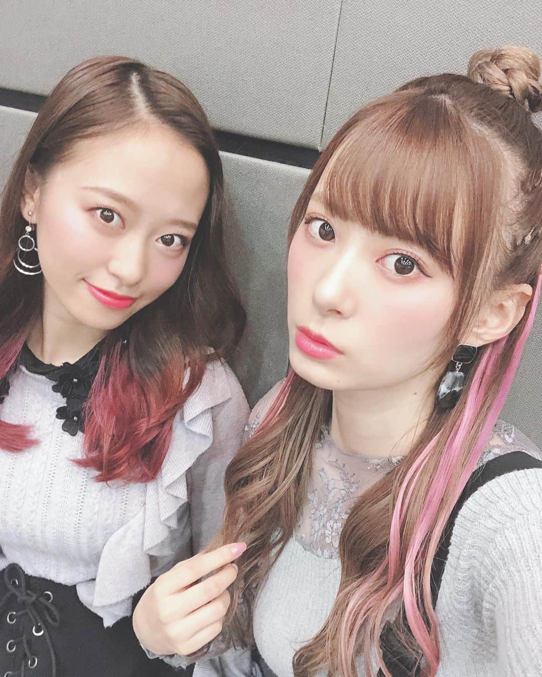 のインスタグラム：「♥小田さくらちゃん♥﻿ ﻿ おだーーーー笑笑﻿ 小田とえりだけ見ると結構派手なグループにみえるかも笑﻿ ﻿ 毛先とインナーカラーがピンク同士♥﻿ ﻿ かわいい♥﻿ ﻿ インナーカラー見せてって最近めっちゃ﻿ 言っていただけるので見せるやつ多めで撮ってます！！﻿ ﻿ ピンクいいよねー♥﻿ ﻿ #morningmusume20 #モーニング娘20﻿ #helloproject  #顔面国宝﻿ #えりぽんかわいい #アイドル﻿ 存在が #インスタ映え #instablog﻿ #Love #beauty﻿ #followme #makeup﻿ #Instagram #Insta﻿ #메이크업 #얼스타그램﻿ #ig_Japan #팔로미﻿ #フォロー歓迎 #ootd﻿ #pink #小田さくら﻿ #インナーカラー #新宿﻿ #いいね #お団子﻿ #Disney #IDOL﻿ #SELFIE #셀카」
