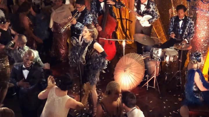 エリザベス・ギリースのインスタグラム：「2 years ago today🍸🎶」