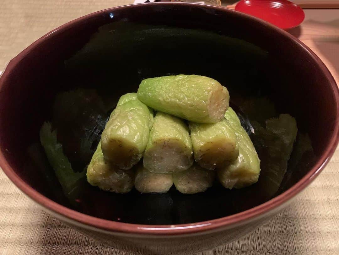 夏木マリさんのインスタグラム写真 - (夏木マリInstagram)「先日、 御精進のような、美味しい 夕食を頂きました🥢  ずいき、帆立のお鮨、 鯵、あこう、はも、 南瓜とぜんまい、初茄子、 桃の天ぷら、 お菓子、木の芽焼  ーAfter a long timeーー  #eatingout #dinner #Japanese #oneday #natsukirock #夏木マリ @mari_natsuki」7月26日 13時02分 - mari_natsuki