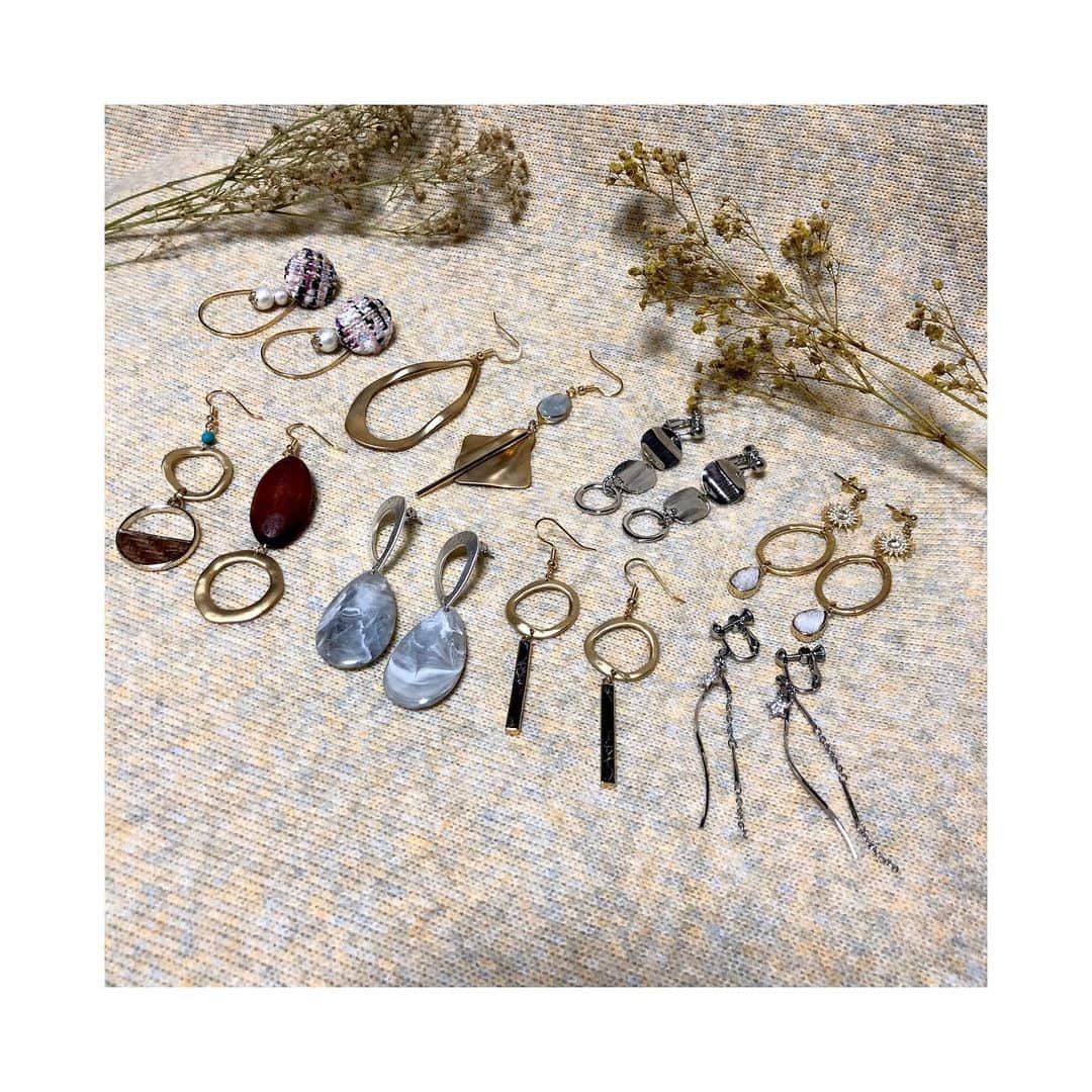 BOX CHARM Industryのインスタグラム：「4連休いかがお過ごしですか~？ボックスチャームはまだまだSummer SALE中です🏝☀️ . 可愛いピアスご用意しています😊デザインによってはイヤリングに変更可能です！ . 今ならセール商品もお会計からさらに20%OFFです！ 是非オンラインストアチェックしてみてください！ ⁑ #boxcharmindustry #boxcharm #handmade #accessory #handmadeaccessory  #ボックスチャームインダストリー #ボックスチャーム #ハンドメイド #アクセサリー #ハンドメイドアクセサリー #サマーセール #SUMMERSALE #ファイナルセール #バングル #ブレスレット #ネックレス #ピアス #チャーム  #20パーセントoff」