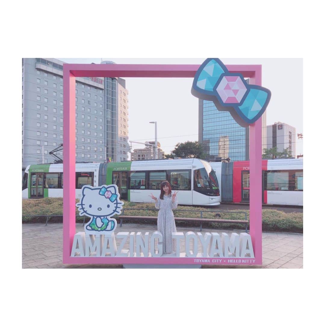のインスタグラム：「🎀 * 富山県が私の好きなキティちゃんで いっぱいになりました🐈💕 富山駅前です！！ いろんな色の路面電車も走ってますよ〜🚃 * #amazingtoyama  #Toyama #hellokitty  #pyonstagram  #AKB48 #チーム8 #チームK #富山 #はるpyon #橋本陽菜 #圧倒的橋本陽菜 #橋本陽菜を広める」