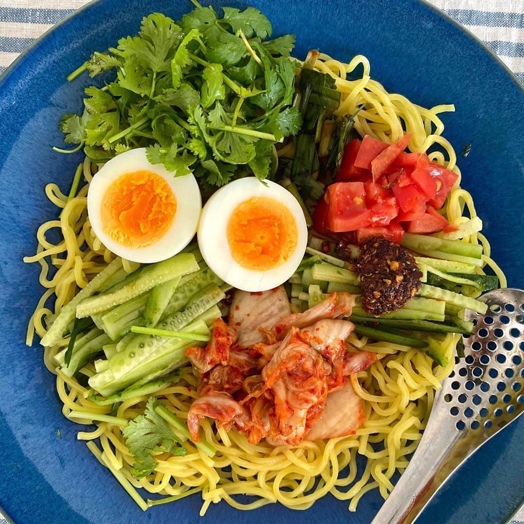 クボタマサヒコのインスタグラム：「最近暑いとよく作る鎌倉今村製麺の冷やしラーメン。とにかく麺が美味い。 採れたトマトとパクチーに定番のニラ醤油乗せて麻辣醤を垂らしたらカンペキ。  #冷やしラーメン #今村製麺総本家 #鎌倉 #自炊 #おうちごはん #クボタ食堂 #ニラ醤油 #パクチー #麻辣醤」