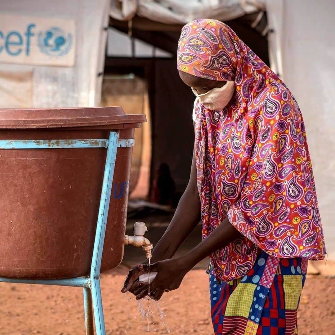 unicefさんのインスタグラム写真 - (unicefInstagram)「“I learned that we should stay at least one metre away from other people, that we should sneeze or cough into the fold of our elbows, that we should wash our hands frequently with clean water and soap, that we shouldn’t shake hands, and we should wear a face mask.”  In a displacement camp in Mali, 15-year-old Hawa is learning how to protect herself and others with the help of UNICEF-supported community workers, who are helping to dispel misinformation and denial about #COVID19.  © UNICEF/UNI332866/Keïta」7月26日 13時12分 - unicef