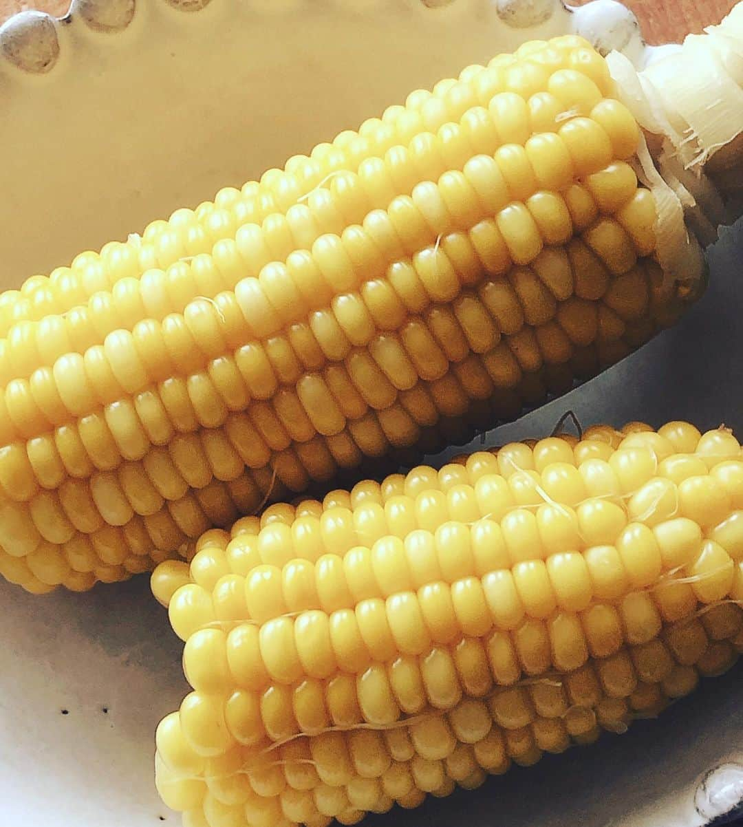 阿部洋子さんのインスタグラム写真 - (阿部洋子Instagram)「🌽 夏の朝ごはん。  蒸さずに茹でた。 ビタミン流れちゃうみたいだけど💦  茹でたての香り、夏っぽいなー  わしゃわしゃむしゃむしゃ食べる！  #summer #breakfast #petitdejeuner #corn   黄色は元気出るな～😋」7月26日 13時24分 - hirocoring