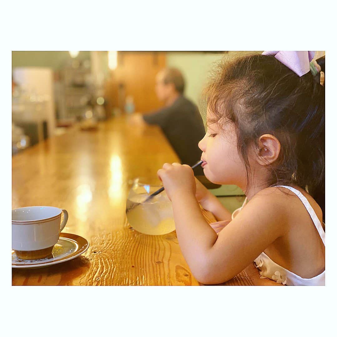 廣瀬規子のインスタグラム：「何だか生まれた時から どしっとした強さを感じる我が娘。 ・ 最近はレモネードがマイブーム。 ・ そして何だか大人みたいな表情😂 ・ Niceな写真をありがとう❤️ @blenda0305  ・ ・ #3歳8ヶ月 #女の子 #おしゃまさん #生まれ変わった回数が私より多い気がする🤔 #もしくはお婆ちゃんの生まれ変わりだと思ってる🙈」
