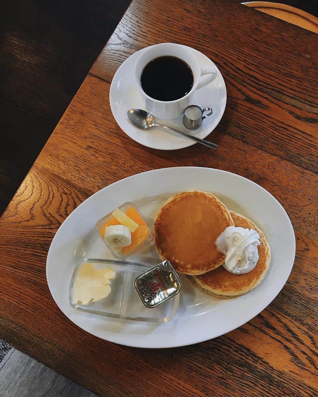 KEINA HIGASHIDEのインスタグラム：「きょうはご近所の喫茶店で ホットケーキ休憩🥞☕️  最近は子育ての合間に 家の中の収納を見直したり 居心地よくなるために いろいろ工夫するのがたのしい。」