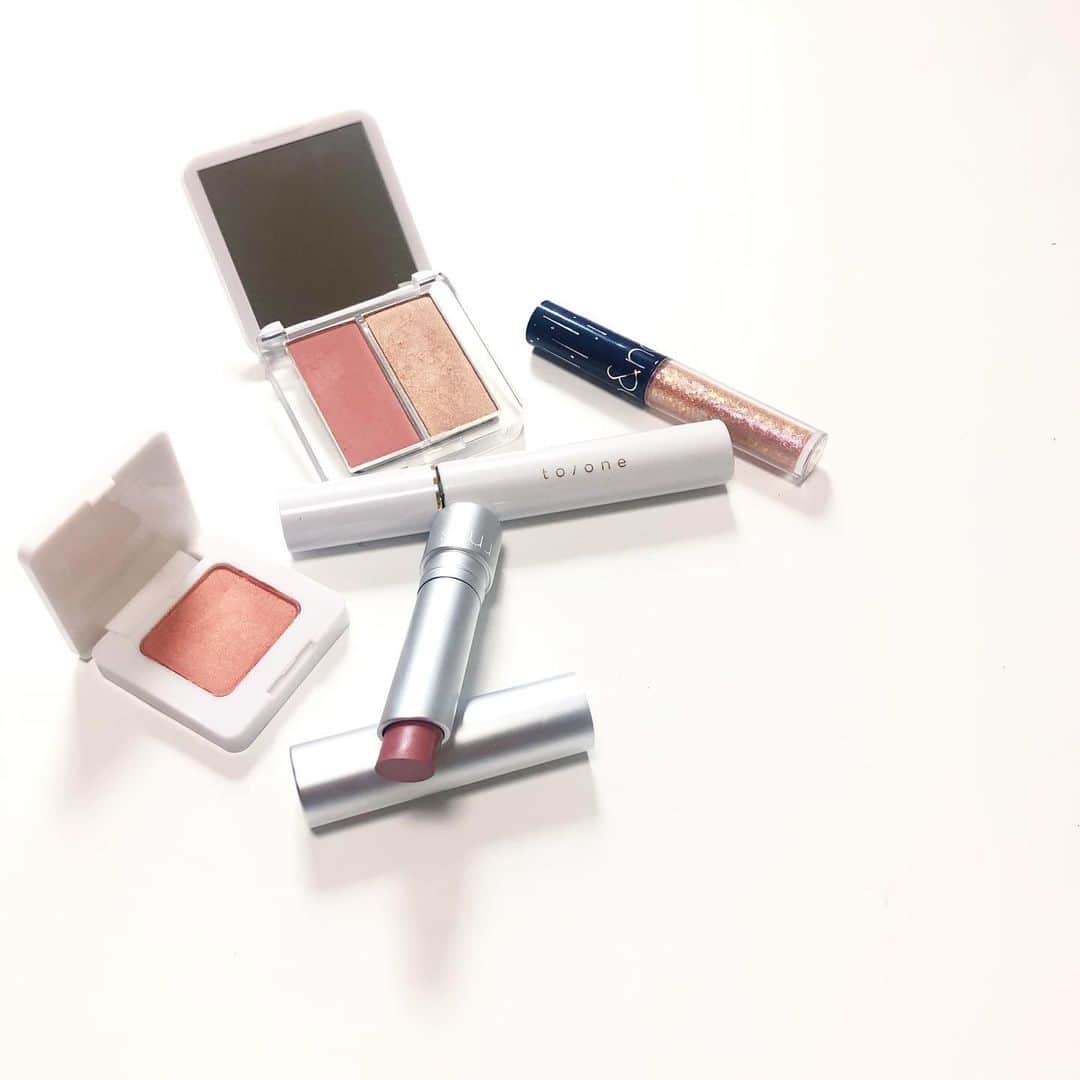 のインスタグラム：「▫︎ rms beautyのシャドウとリップのセット🤍アプリコットカラーがかわいすぎる！ 2枚目のプチプラのキラキラも良かった🤍  #rmsbeauty  #コスメ #コスメキッチン」