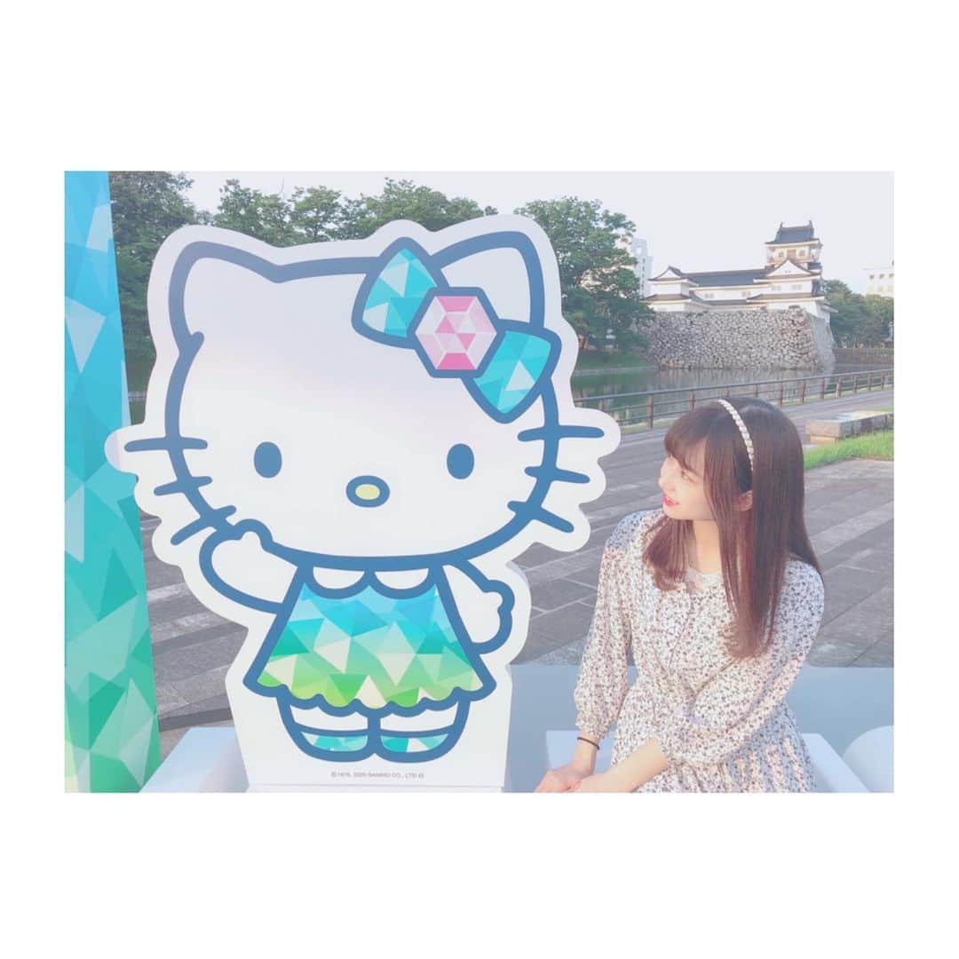 のインスタグラム：「🎀 * 城址公園にもキティちゃん🐈 富山城をバックに🏯 キティちゃん。私の推しメンです😊 * #amazingtoyama  #Toyama #shrine  #hellokitty  #pyonstagram  #AKB48 #チーム8 #チームK #富山 #はるpyon #橋本陽菜 #圧倒的橋本陽菜 #橋本陽菜を広める」