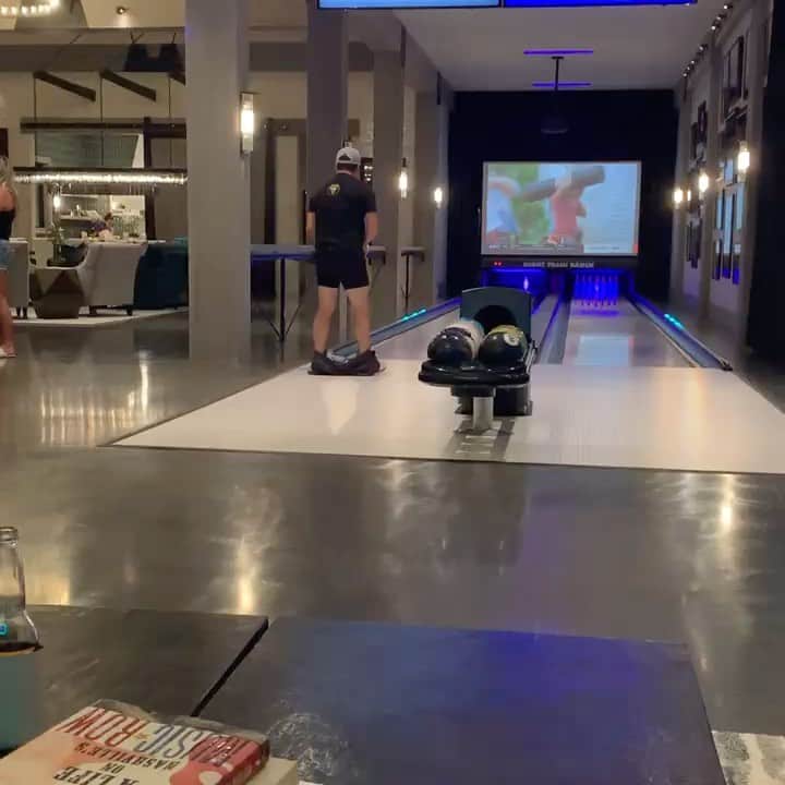 のインスタグラム：「This mfer bowls strikes! No pants party. @tylerfarr」
