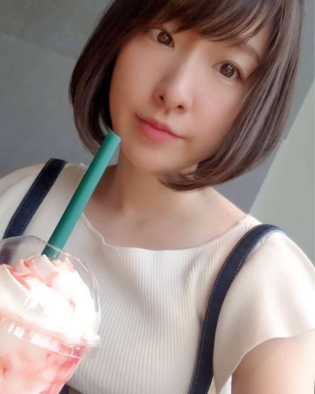 葉山いくみのインスタグラム：「雨宿り☔ カフェでの自撮りは表情に乏しい。」
