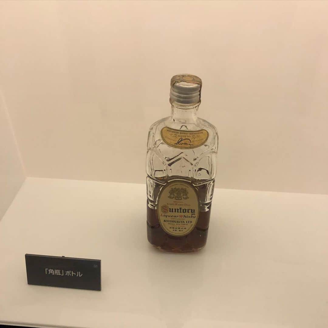 青山隼さんのインスタグラム写真 - (青山隼Instagram)「この古い角瓶、飲んでみたい。 #お酒 #お酒好きな人と繋がりたい #ウイスキー #ウイスキー好きな人と繋がりたい #角ハイボール #角瓶 #サントリー #suntory」7月26日 13時50分 - jun_aoyama_show_wa