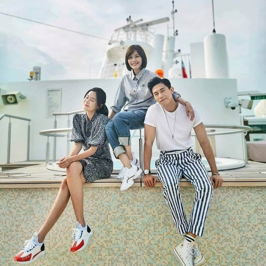 デスモンド・タンのインスタグラム：「One year ago with @zoetay10 and @carriewst 🚢. Time flies faster than usual this year, isn't it? 这一年也过得太快了吧?! 想念当时和团队的欢乐时光!  📸: @huangxueling (Miss stealing my manager's photo too! 🤣)」