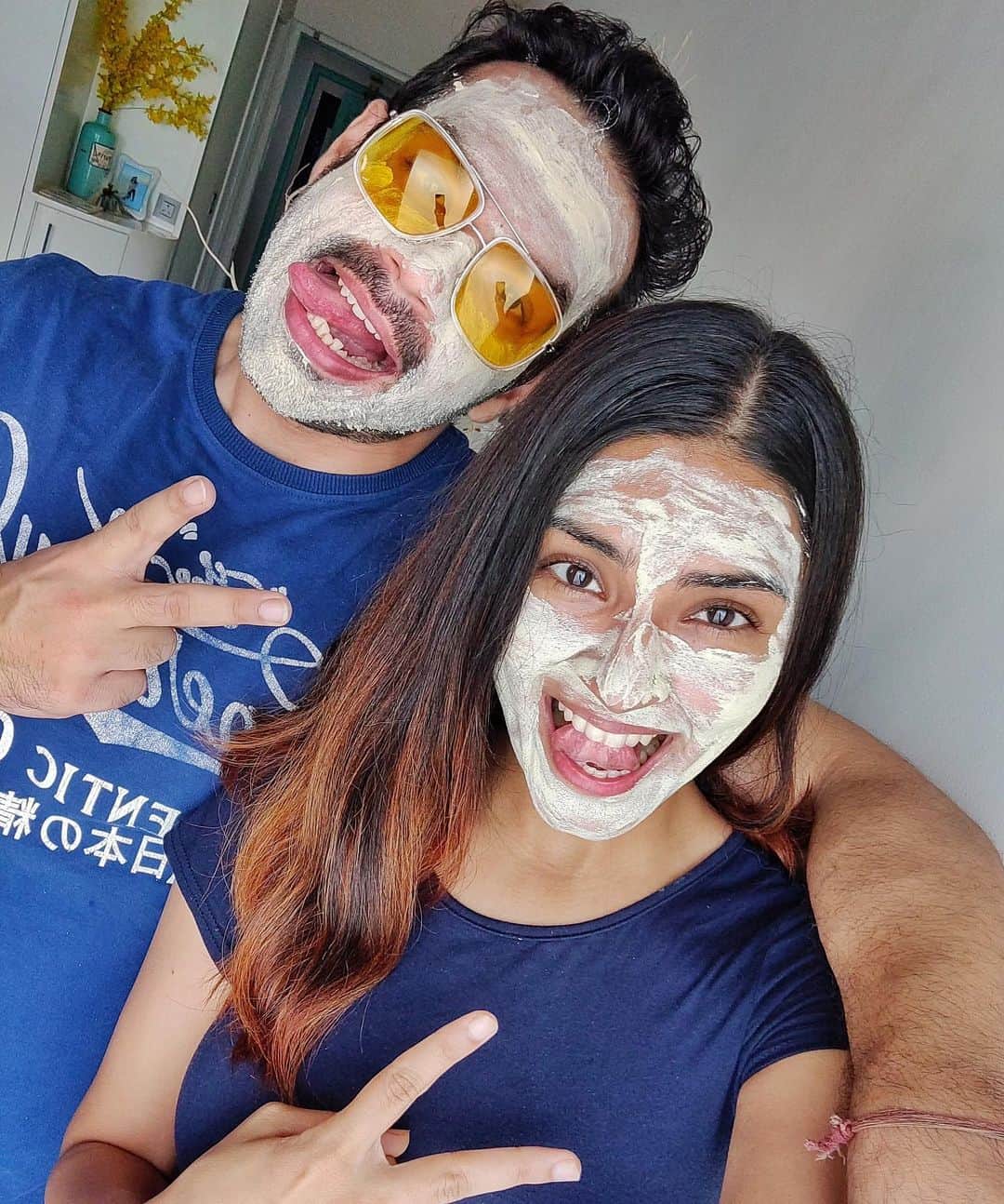 Gaurav Tanejaのインスタグラム：「When someone asks us. “Aaplog ek baar mein kitne cup chai peete ho ?”  . chill vibes. Doing some chilling and relaxing with this mota and the @mamaearth.in ubtan mask. . #flyingbeast #Rasbharikepapa #sunday #family #couple #fun #relax #MaskUpSunday #Ad」