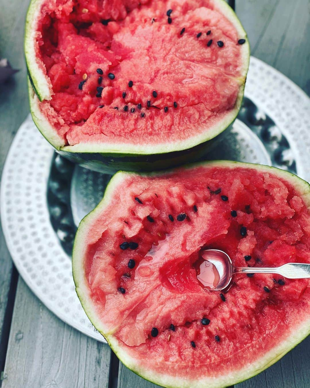 神崎恵さんのインスタグラム写真 - (神崎恵Instagram)「太陽がでているすきに、息子とスイカ割り🍉🍉🍉 「お箸もつほうにあと1.2.3あるいてー‼️」 「うしろに1.2だよー‼️」 「ぐるんとして‼️」 夏を感じたひととき🌻 楽しかった。美味しかった。 お腹たぷたぷ👙」7月26日 14時09分 - megumi_kanzaki