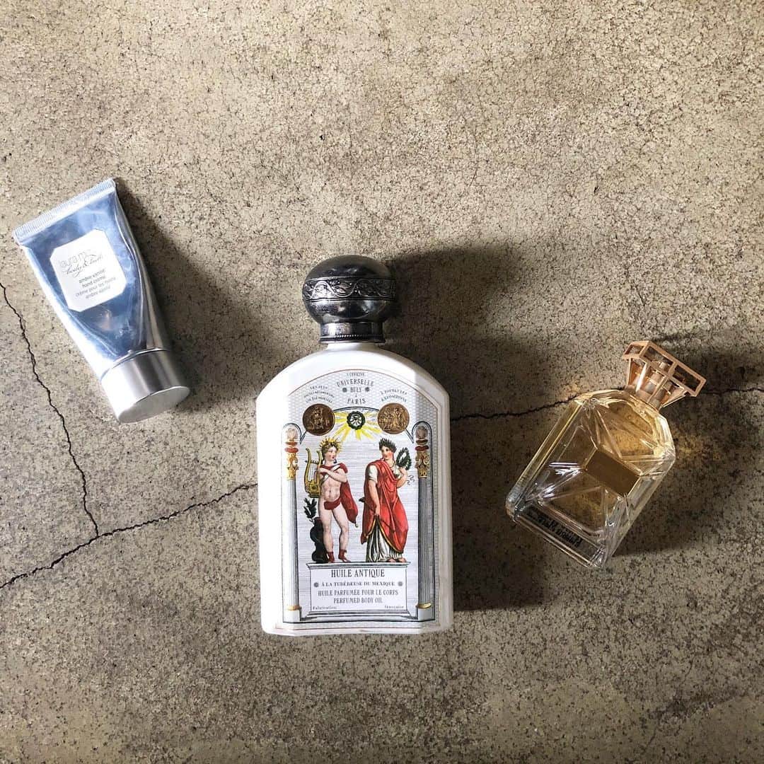 北岡りえのインスタグラム：「雨の日はすきな香りで気分転換に。 甘めの香りが多い〜🍯🐝  #fragrance #handcream  #bodyoil  #香水」