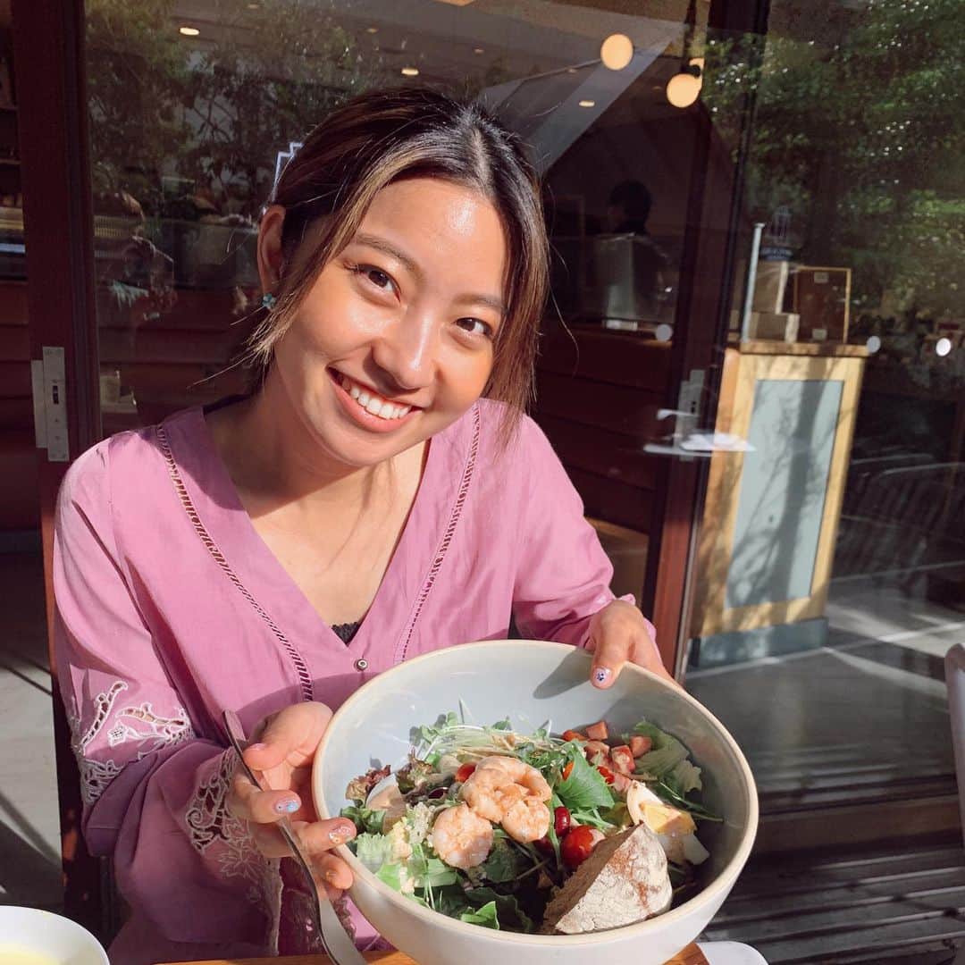 のインスタグラム：「Salad for lunch.🌞🥗 今日もサラダランチだけど、この写真はちょっと前の😋 昨日も今日も #stayhome してるよ！🌱🌱🌱 #Rihwa #salad」