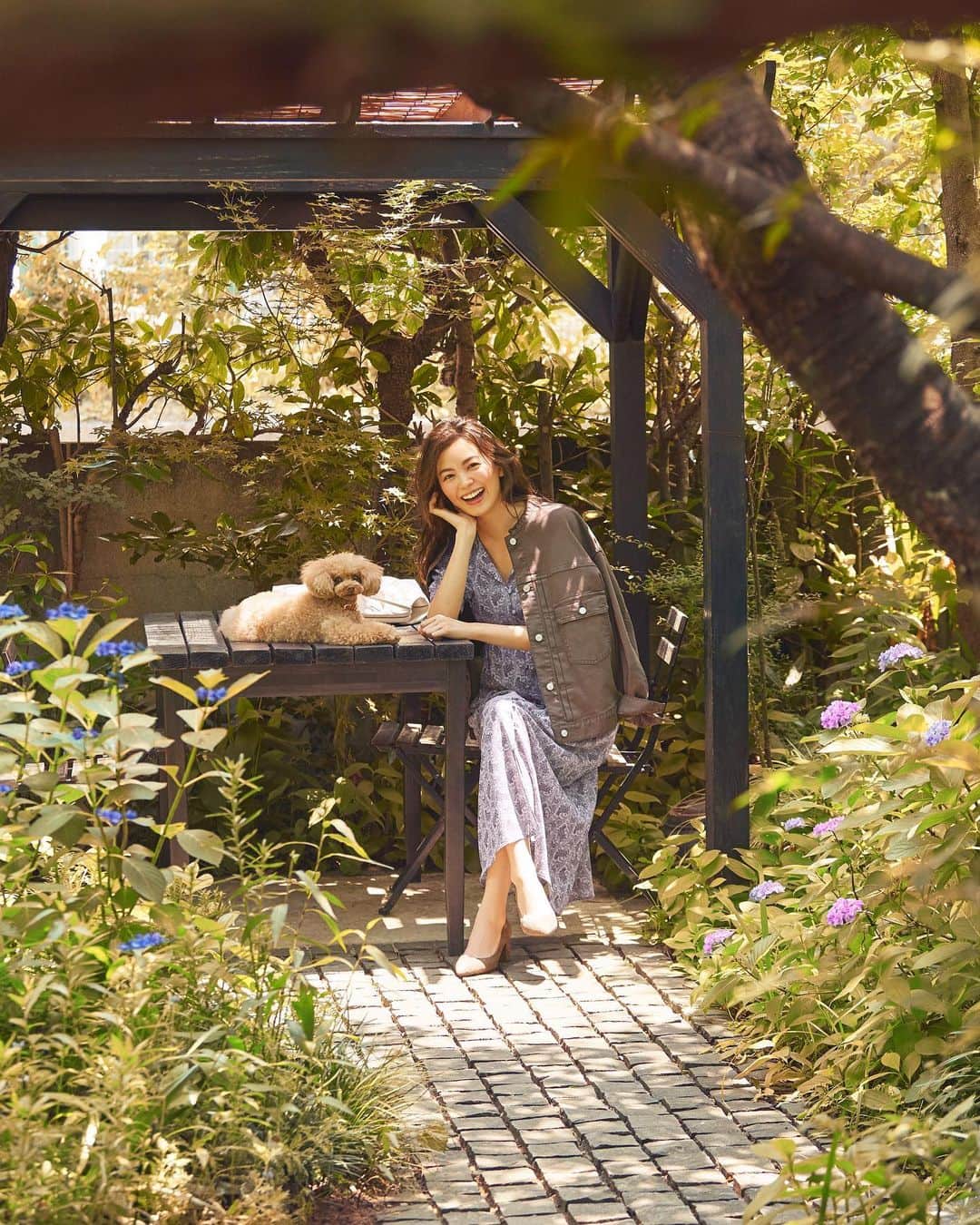 LOUNIE（ルーニィ）さんのインスタグラム写真 - (LOUNIE（ルーニィ）Instagram)「≪2020 Campaign “今、楽しい。”》Cafe🎬秋のテーマは"TRIP"。今季もモデルの矢野未希子さんをミューズにお届けします♪ 鎌倉を訪れた2人。マルちゃんが突然走り出してしまって…！ 日常がほんの少し、冒険になる。みっこ&マルコの『今、楽しい。』 ㅤ ㅤ 鎌倉で訪れたのは、ガーデンカフェ『cafe kaeru』。まるで森に迷い込んでしまったかのような、緑溢れるお庭が魅力です。 鎌倉野菜を使用した彩り豊かなお食事や、丁寧に淹れてくれたレモンティ🍋がとっても爽やかでした✨ ㅤ ホッと一息できるステキな空間。ㅤ @cafekaeru_kamakura さま、ありがとうございました😊 ㅤ ㅤ Blouson(10517210③)¥22000+tax One-piece(10515209①)¥26000+tax Bag(10555226①)¥19000+tax Pumps(10557230③)¥22000+tax ㅤ #LOUNIE#ルーニィ#fashion #2020aw#矢野未希子 さん#今楽しい#margaret#ティーカッププードル#トイプードル#cafekaeru#鎌倉」7月26日 14時14分 - lounie_jp