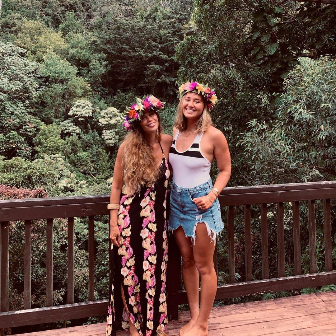カリッサ・ムーアのインスタグラム：「Had a blast making lei po’o this morning with @ocean_dreamerr 🌺 Mahalo to the lovely ladies that joined us for our @airbnbexperiences !! It was so fun and refreshing to make lei with new friends 😊💛 @moorealoha #givemoorealoha」
