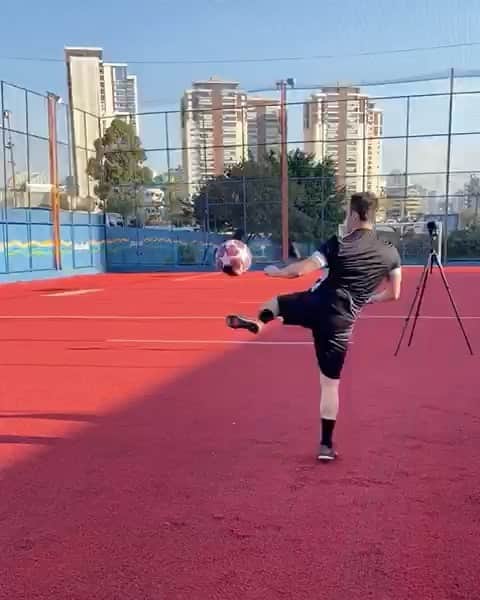 アレッサンドロ・ローザ・ヴィエイラのインスタグラム：「VIDEO- Pega a bola de volta aí @christian_fig 🤷🏻‍♂️👉🏼⚽️🖐🏼」