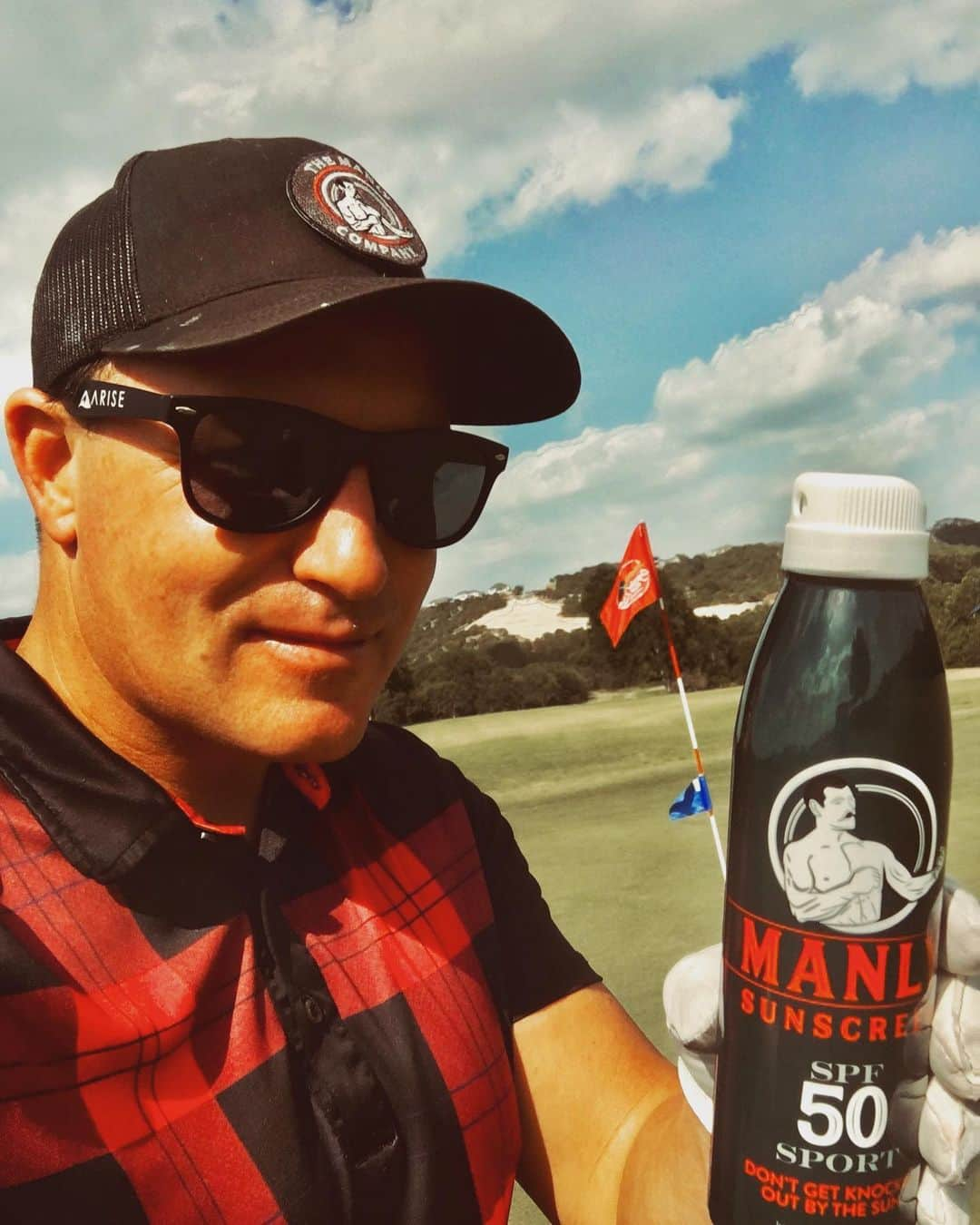 レイン・ギャリソンのインスタグラム：「Getting #manly on the #golf course! So proud to have created this unbelievable sunscreen with @nate_thon check out www.get-manly.com」