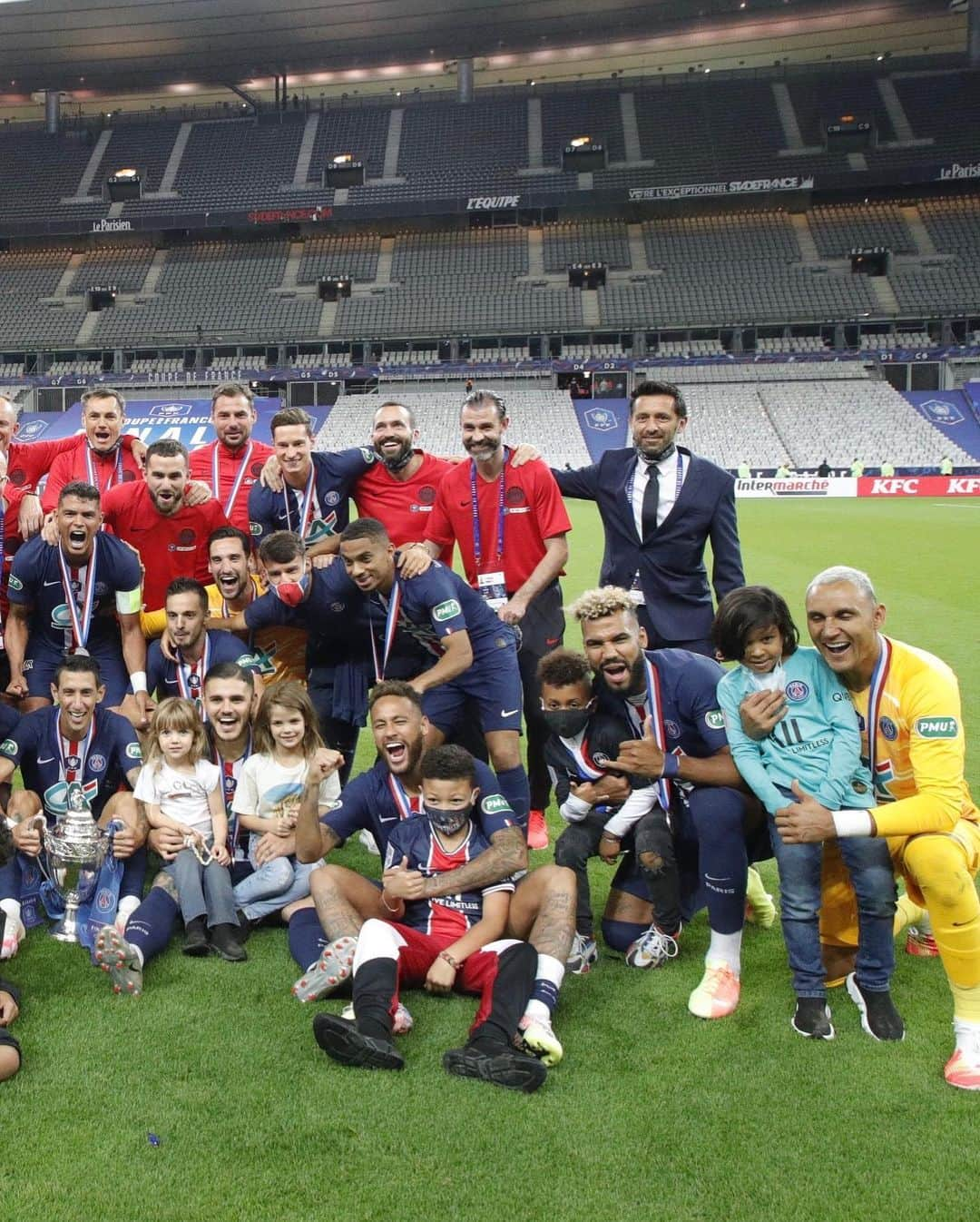 チアゴ・シルヴァさんのインスタグラム写真 - (チアゴ・シルヴァInstagram)「🇧🇷 Minha família e a nossa grande família @psg 🔴🔵 🏆🥇 meu muito obrigado!! 🇫🇷 Ma famille et notre grande famille @psg 🔴🔵🏆🥇 un grand merci !!  🇺🇸 My family and our big @psg family 🔴🔵🏆🥇 thank you everybody!!  • • • #parisparisparis #StadeDeFrance #ParisSaintGermain #ThiagoSilva #PSG #IciCestParis #FFF #FederationFrançaiseDeFoot #PSGASSE #TS2 #DefenseurCentral #Capitão #Capitaine #CoronaOut #StopCorona #ParisHome #IciCestParis #PSG #EauipePSG #PSGTeam #PSGlife #PSGforever #StayHealthy #OMonstro #Vainqueurs」7月26日 5時43分 - thiagosilva