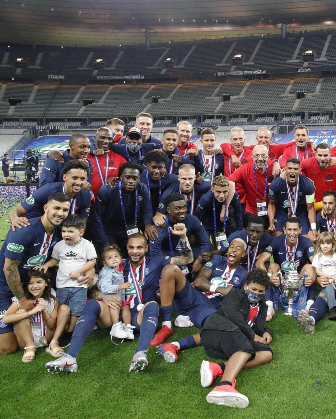 チアゴ・シルヴァさんのインスタグラム写真 - (チアゴ・シルヴァInstagram)「🇧🇷 Minha família e a nossa grande família @psg 🔴🔵 🏆🥇 meu muito obrigado!! 🇫🇷 Ma famille et notre grande famille @psg 🔴🔵🏆🥇 un grand merci !!  🇺🇸 My family and our big @psg family 🔴🔵🏆🥇 thank you everybody!!  • • • #parisparisparis #StadeDeFrance #ParisSaintGermain #ThiagoSilva #PSG #IciCestParis #FFF #FederationFrançaiseDeFoot #PSGASSE #TS2 #DefenseurCentral #Capitão #Capitaine #CoronaOut #StopCorona #ParisHome #IciCestParis #PSG #EauipePSG #PSGTeam #PSGlife #PSGforever #StayHealthy #OMonstro #Vainqueurs」7月26日 5時43分 - thiagosilva