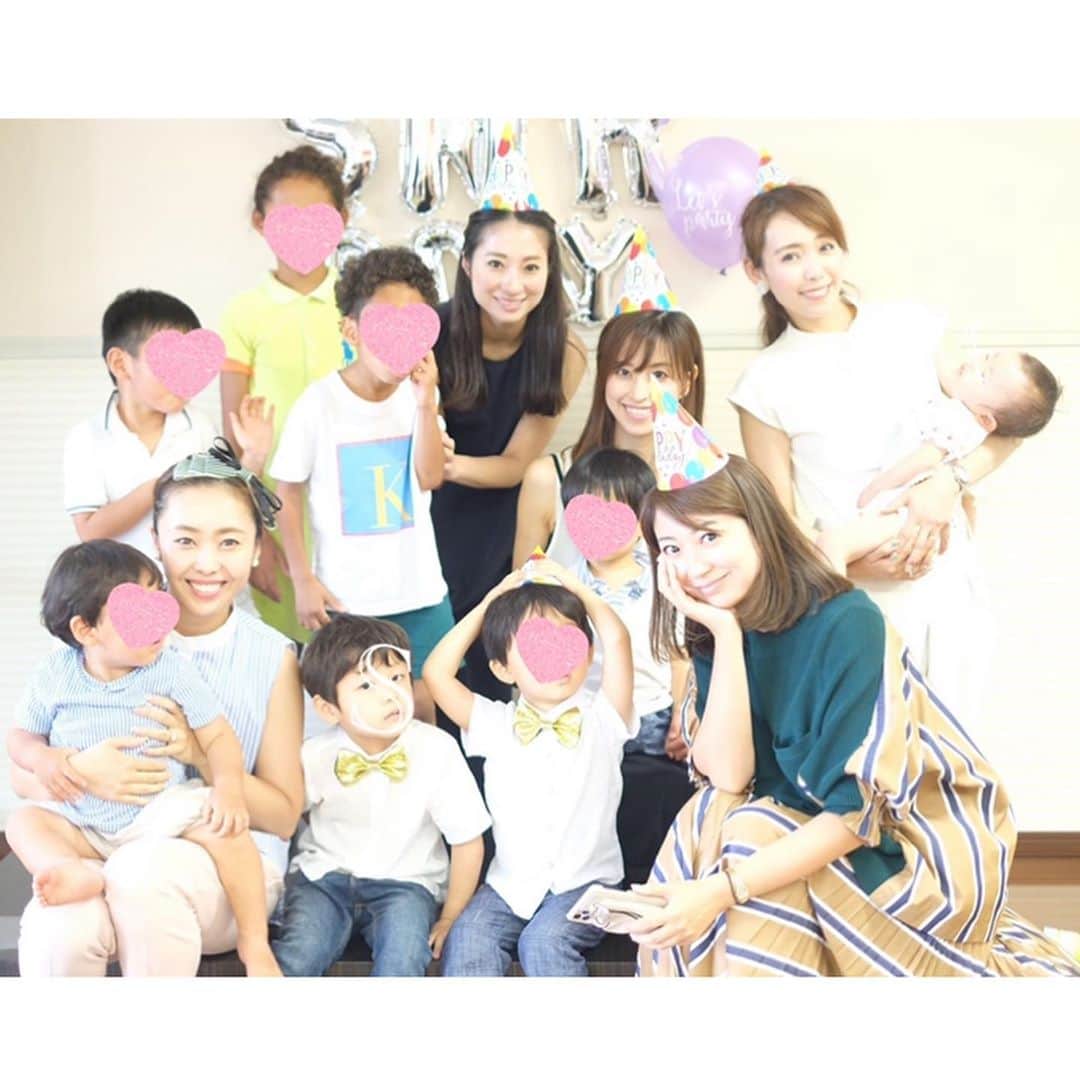 澤野井香里のインスタグラム：「毎年恒例になってる子供たちのお誕生日会🎂で、久しぶりに集まれた学生時代からお友達のみんな✨﻿ ﻿ 広いパーティールームを貸し切って　@ata_1026 が準備してくれたベランダのプールや、 @okuda_junko や一江が持ってきてくれたおもちゃでみんなで楽しく遊んでくれて、大人たちはゆっくりおしゃべり☺️﻿ ﻿ Mと同い年の可愛い　@m_akiron baby👶にもようやく会えて、3ヶ月しか変わらないのに小さめなMの体重の倍もあって驚きだったなぁ😆❣️笑﻿ ﻿ 会う度に子供達が成長してくれてて、だんだんみんなで一緒に遊んでくれるようになったのが嬉しい限り＾＾  梅雨が明けたらまたみんなでお出かけしたいな💕﻿ ﻿ #ks_20✨ #パーティールーム　#ベビフル #ママリ #コドモノ #関西ママ #京都ママ #女の子ママ #男の子ママ　#ママライフ　#年少　#4歳　#1歳　#お誕生日会　#S⭐️_ #M🍒_  #s⭐️m🍒」