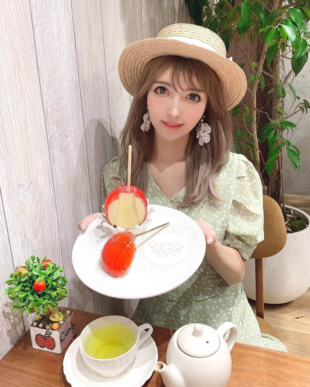 吉川ちかさんのインスタグラム写真 - (吉川ちかInstagram)「こないだ代官山にある キャンディーアップル🍎へ (@candy_apple_369 ) . ずっと気になってたりんご飴を 食べに行ったよん🥺💓 りんご飴のノーマルと抹茶の りんご飴を食べたけど美味しかった！ . りんご自体も甘いし めちゃくちゃ美味しかった🤤💓 . #代官山キャンディーアップル#りんご飴#キャンディーアップル#代官山りんご飴#りんご飴専門店 #代官山カフェ#代官山スイーツ」7月26日 5時44分 - yoshikawachika_1116