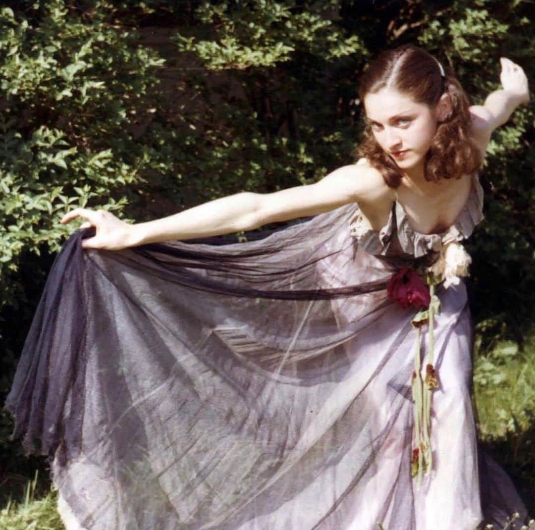 マドンナさんのインスタグラム写真 - (マドンナInstagram)「Starving Dancer in Vintage dress..............Looking at this photo makes me hungry🍔🍟🍧🍰🍩🍧」7月26日 5時51分 - madonna