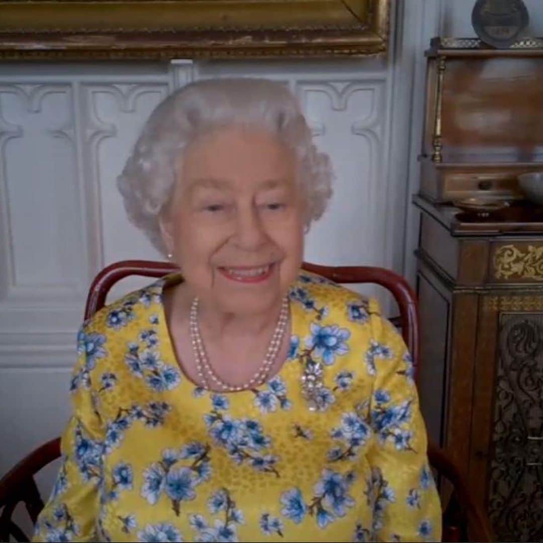 ロイヤル・ファミリーさんのインスタグラム写真 - (ロイヤル・ファミリーInstagram)「🌎 The Queen paid a virtual visit to the @ukforeignoffice this week to hear about their COVID-19 response and take part in the virtual unveiling of a new portrait of Her Majesty. . The Queen praised the work of @ukforeignoffice staff for their role in: . ✈️ Helping British travellers to return home as part of the UK’s largest-ever peacetime repatriation . ‪🏥 Securing the delivery of over 16m items of Personal Protective Equipment from overseas, distributed to key workers‬ fighting the virus on the frontline . ‪💉 Working with other countries to develop a vaccine . 🖼 📸 ➡️ The new portrait of Her Majesty - unveiled at the start of the call - was commissioned by the @ukforeignoffice and pays tribute to The Queen’s contribution to British diplomacy, having visited over 100 countries throughout her reign. . To watch the full video, visit The Royal Family’s YouTube channel (link in bio).」7月26日 6時03分 - theroyalfamily
