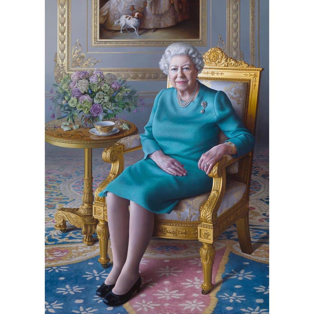 ロイヤル・ファミリーさんのインスタグラム写真 - (ロイヤル・ファミリーInstagram)「🌎 The Queen paid a virtual visit to the @ukforeignoffice this week to hear about their COVID-19 response and take part in the virtual unveiling of a new portrait of Her Majesty. . The Queen praised the work of @ukforeignoffice staff for their role in: . ✈️ Helping British travellers to return home as part of the UK’s largest-ever peacetime repatriation . ‪🏥 Securing the delivery of over 16m items of Personal Protective Equipment from overseas, distributed to key workers‬ fighting the virus on the frontline . ‪💉 Working with other countries to develop a vaccine . 🖼 📸 ➡️ The new portrait of Her Majesty - unveiled at the start of the call - was commissioned by the @ukforeignoffice and pays tribute to The Queen’s contribution to British diplomacy, having visited over 100 countries throughout her reign. . To watch the full video, visit The Royal Family’s YouTube channel (link in bio).」7月26日 6時03分 - theroyalfamily