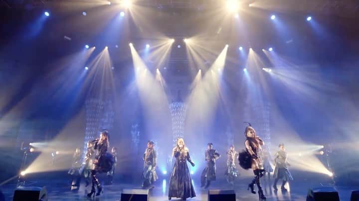 荒木駿平のインスタグラム：「﻿ ﻿ ayumi hamasaki PREMIUM LIMITED LIVE A ～夏ノトラブル～﻿ ありがとうございました！！﻿ ﻿ 本当に幸せでこんなにも素敵な場所と時間を用意して頂いた事、そのステージに立たせていただけた事、本当に感謝しています。﻿ ﻿ 先の見えない不安、悲しいニュースや出来事が続く中、自分にとっても誰かにとっても少しでも希望の光になると良いなと思いながらパフォーマンスさせていただきました。﻿ ﻿ 夏ノトラブルが決まってから今日までを振り返ると、全ての事が有り難く、幸せに感じる事ができました﻿ 始まる前のワクワクや観てくださる方々に伝える事ができるのか不安になったり、心臓の音がうるさいくらいの緊張、スタッフさんや先輩方との何気ない会話も。﻿ 開演してからの一瞬で終わってしまう事、ステージ上で目が合う喜びも。﻿ 終わってしまってからの心地良い疲労感やあんなにも緊張しながら準備してきたものが過ぎてしまった寂しさも何もかも。﻿ わかっているのに何気無く抱いてた感情が全て有り難い事だったんだなって思えました。﻿ ﻿ オンラインライブの概念なんか捨てて今出来る最高のモノを、‘1/1’のステージを伝えられるようにと本番前の“あの言葉”で身も心も引き締まりました。変わってしまった状況の中でも変わらないモノ、変えちゃいけない事を胸にステージに立たせていただきました。﻿ ﻿ 自分なんかを少しでも応援していただき温かい言葉をくださる方々にいつもパワーをいただいてるからこそ、お返しできるように沢山の想いを込めて踊らせていただきました。いつも本当にこんな自分なんかにありがとうございます。﻿ ﻿ 今はまだ「あーーー。。終わってしまったぁぁぁあ。」って寂しさが勝ちますが。笑﻿ 次の目標が決まってる事が本当に幸せでその為にまた生きていきます！﻿ 必ず会えると信じて、その日まで心も身体も健康第一で一歩一歩進んでいきたいです！﻿ ﻿ 本当にありがとうございました！﻿ . . まだご覧になられてない方は8月1日の24時迄見逃し配信されますので是非 @abema_official の方でご覧ください！ . @a.you officialYouTubeでもOP3曲のみ公開されてますのでそちらもぜひぜひ！！ ﻿ #ayumihamasaki﻿ #夏ノトラブル﻿ #ABEMA﻿ #0725﻿ #衣装を着て照明を浴びながら踊れる喜び﻿ #カッコよくしていただいたスタッフさんに本当に感謝してます #いつも通りの特別なステージ﻿ #三方礼出来る幸せ﻿ #あの曲で終えれた事﻿ #まだまだ走らせていただきます﻿ #TheShowMustGoOn」